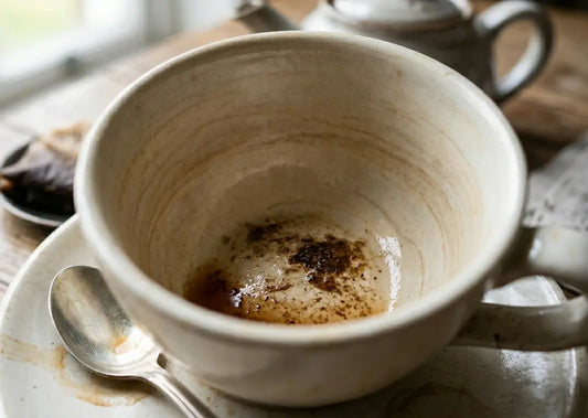 Dépôt marron au fond d'une tasse de thé | La Bibliothéière