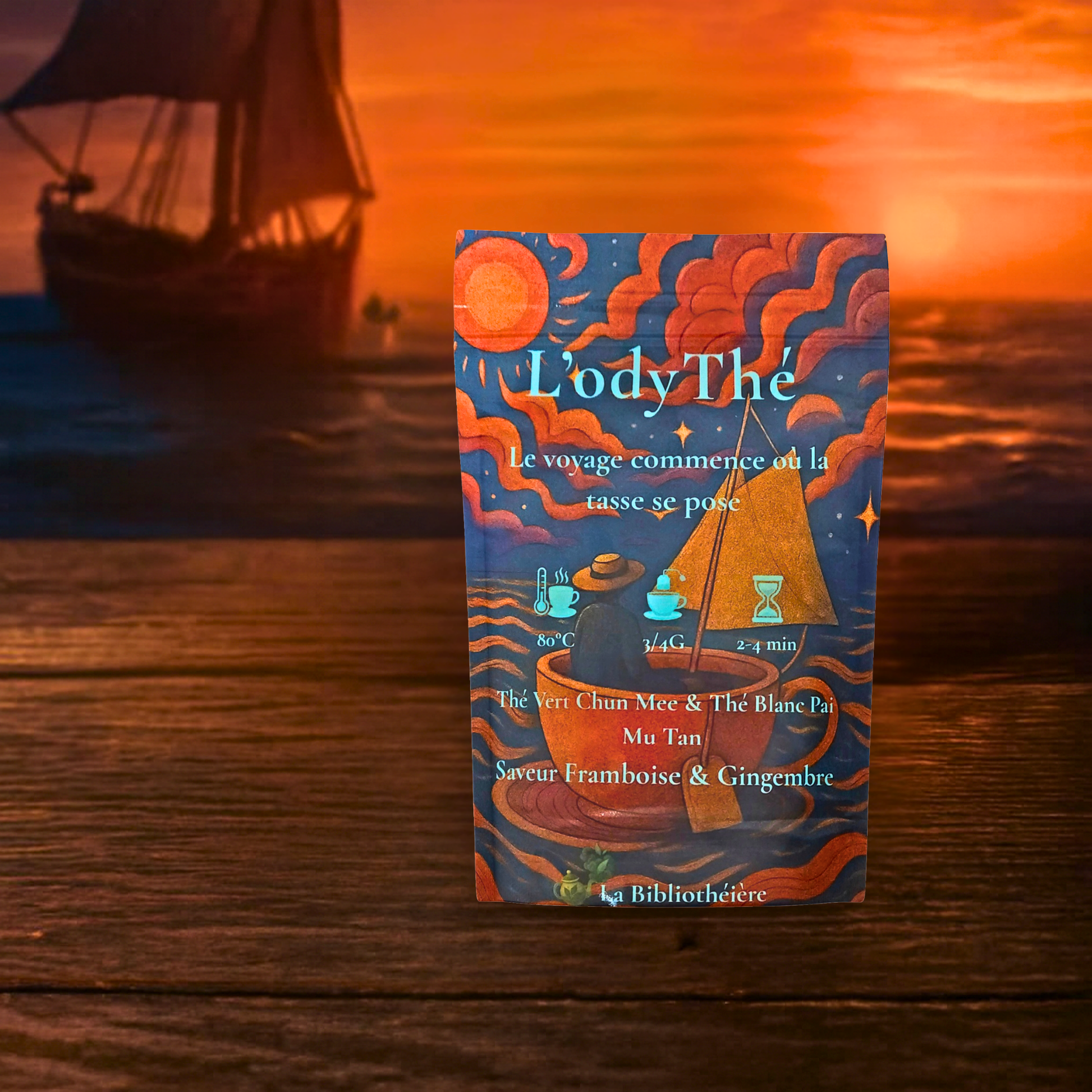 Thé vert Chun Mee et thé blanc Pai Mu Tan saveur framboise et gingembre – packaging artistique 'L’OdyThé' avec tasse en forme de bateau sur fond d’océan et ciel coloré. Marque La Bibliothéière