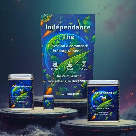 Thé vert sencha saveur mangue bergamote en doypack et boîtes métalliques, présentés sur des socles dans une mise en scène illustrée futuriste. La Bibliothéière