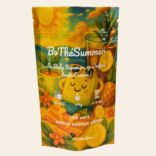 Sachet de thé vert fruité BoThéSummer de La Bibliothéière, saveur ananas et citron. Illustration colorée et ensoleillée d'un sachet de thé anthropomorphe se relaxant à la plage avec des citrons et un ananas. Instructions : 70-80°C, 3/4g, 2-3 min.