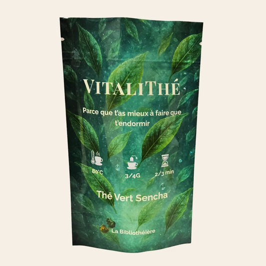 Sachet de thé vert Sencha "Vitalithé" de La Bibliothéière. Design frais et végétal avec de grandes feuilles de thé vertes flottantes. Texte : "Parce que t'as mieux à faire que t'endormir". Conseils de préparation : 80°C, 3-4g, 2-3 minutes d'infusion.