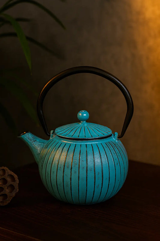 Théière bleu turquoise 800ml sur une table
