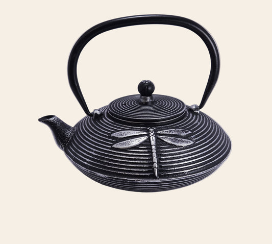 Théière en fonte 800 ml couleur noir et argent, montrée avec son filtre métallique 304