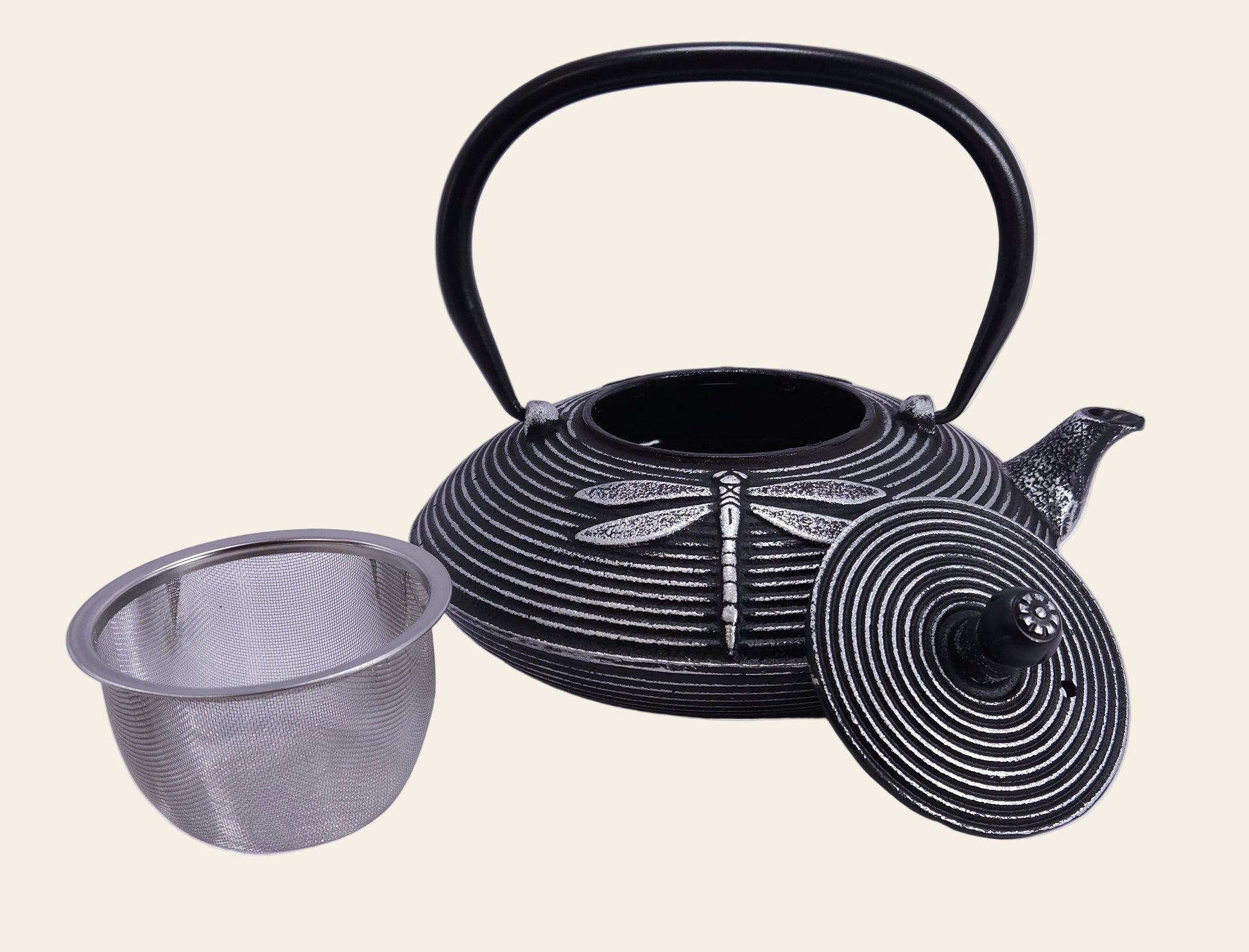 Théière en fonte noire de 800 ml avec filtre, posée de profil sur une surface neutre