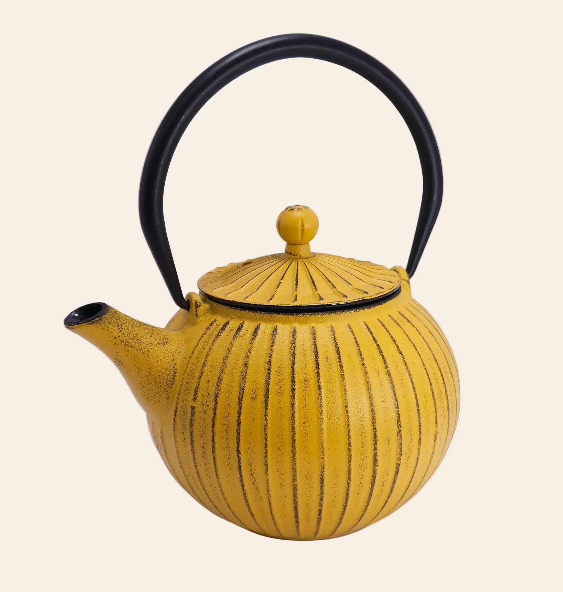 Théière en fonte 800 ml couleur jaune, présentée avec son filtre métallique 304