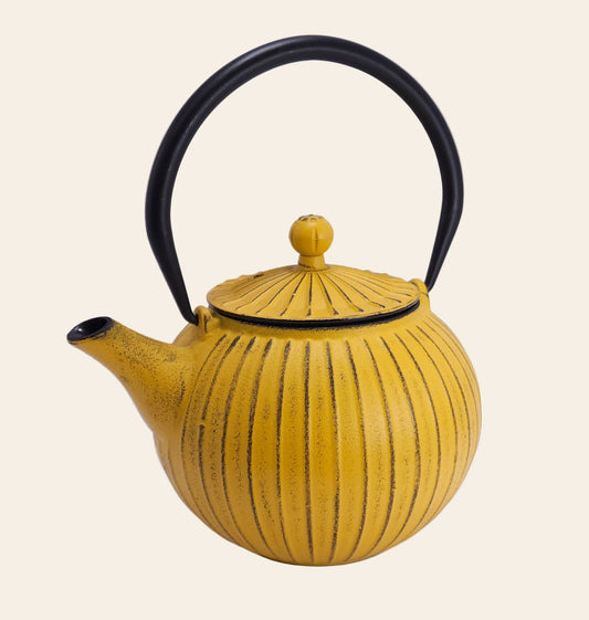 Théière en fonte 800 ml couleur jaune, présentée avec son filtre métallique 304