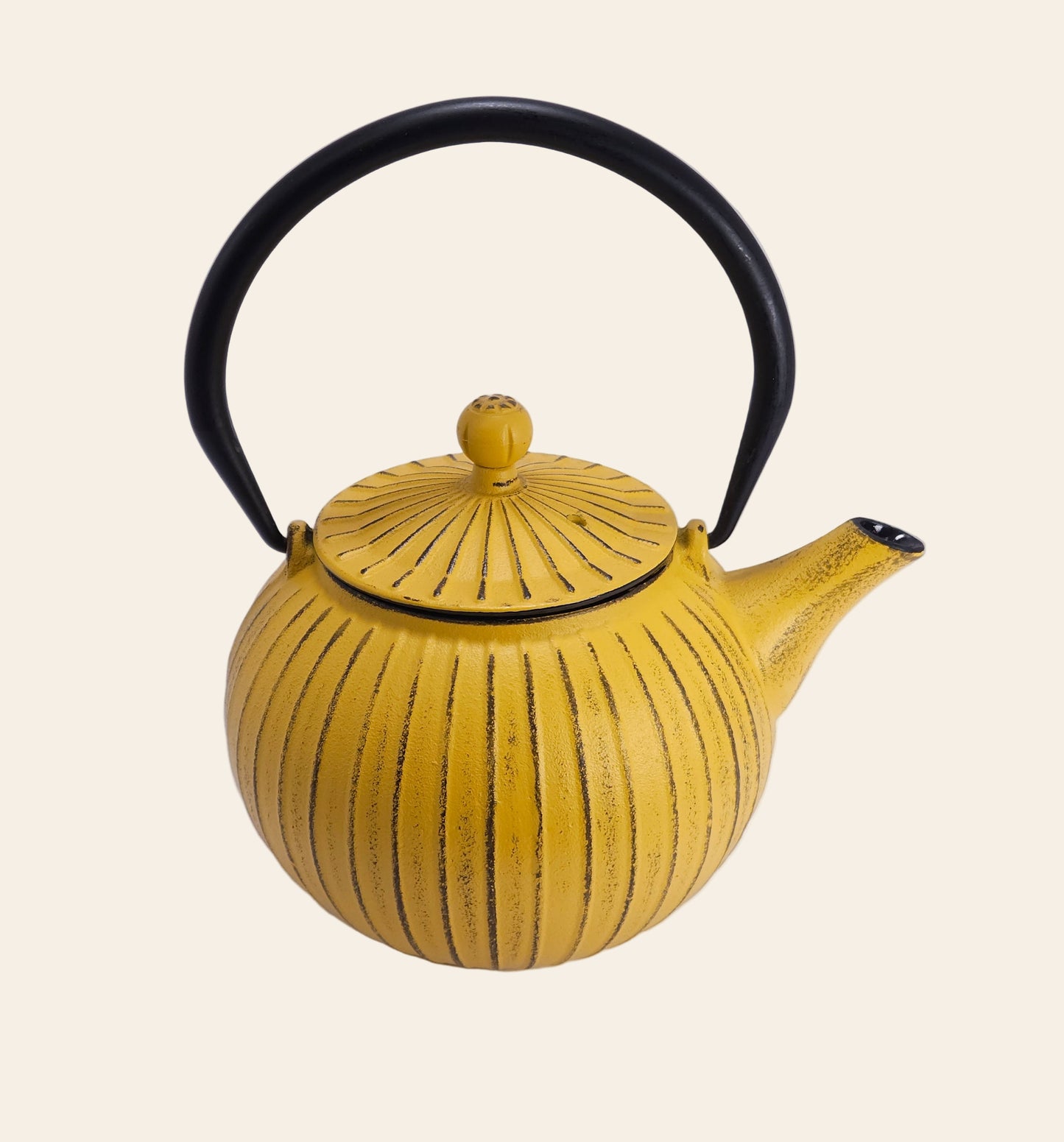 Théière en fonte 800 ml jaune, silhouette arrondie, dimensions 16,2×13,5×14 cm

