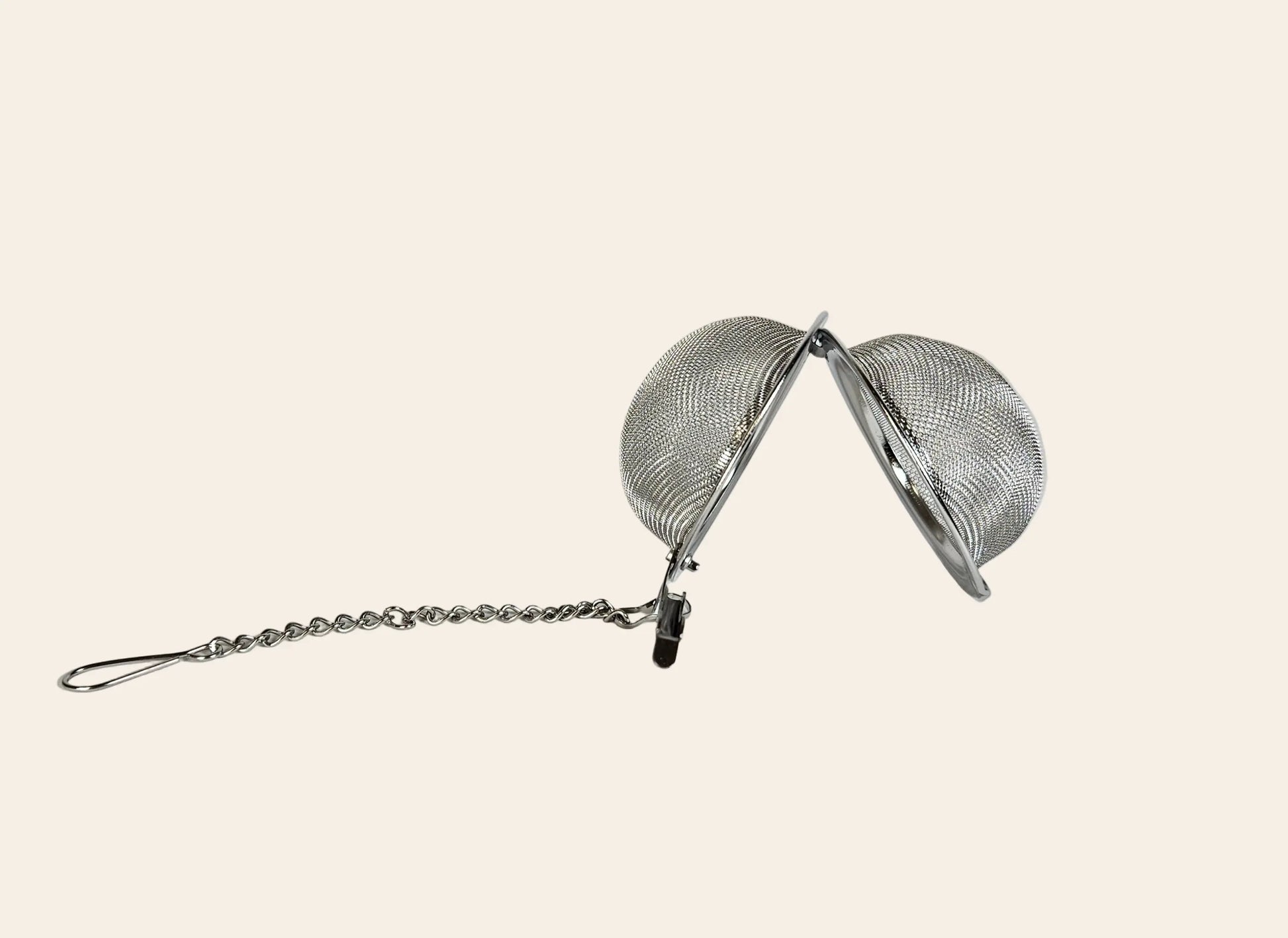 Boule à thé ouverte montrant le tamis en maille inox fine, conçue pour un remplissage rapide et un nettoyage facile, compatible avec le lave-vaisselle.