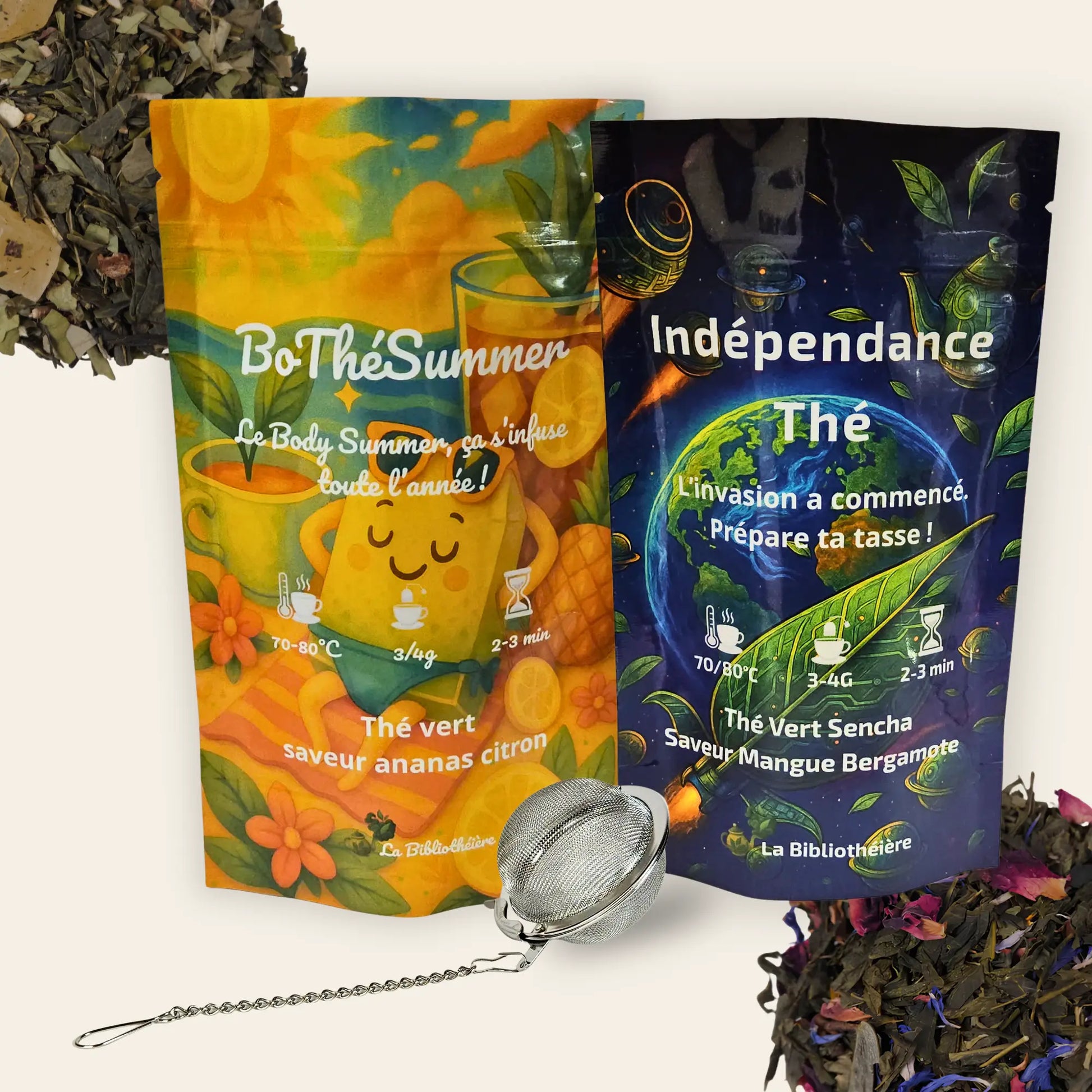 Bundle de thé comprenant deux sachets de thé vert en vrac de La Bibliothéière : Indépendance (saveur mangue bergamote) et BoThéSummer (saveur ananas citron), accompagnés d'une boule à thé en inox et de feuilles de thé séchées.