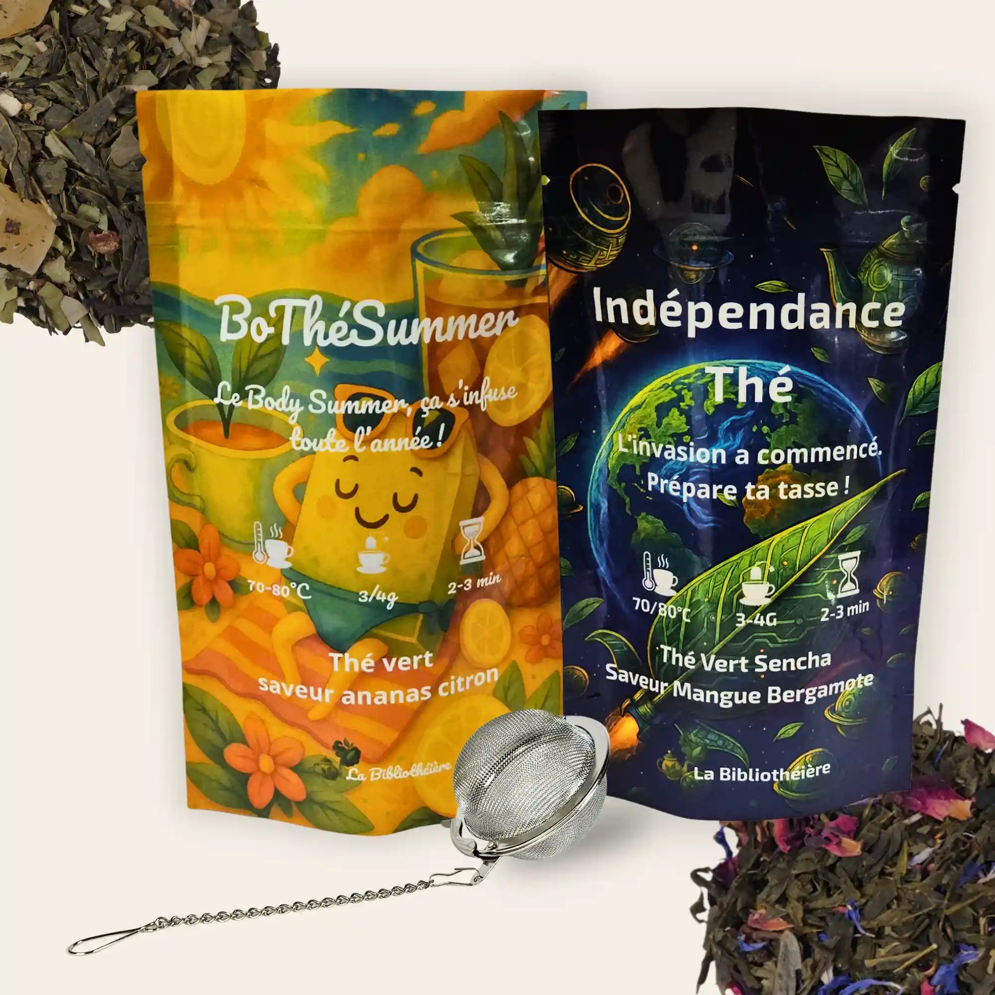 Bundle de thé comprenant deux sachets de thé vert en vrac de La Bibliothéière : Indépendance (saveur mangue bergamote) et BoThéSummer (saveur ananas citron), accompagnés d'une boule à thé en inox et de feuilles de thé séchées.