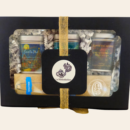 Coffret cadeau La Bibliothéière, gros plan sur la fenêtre, trois thés en vrac et une pince à thé inox