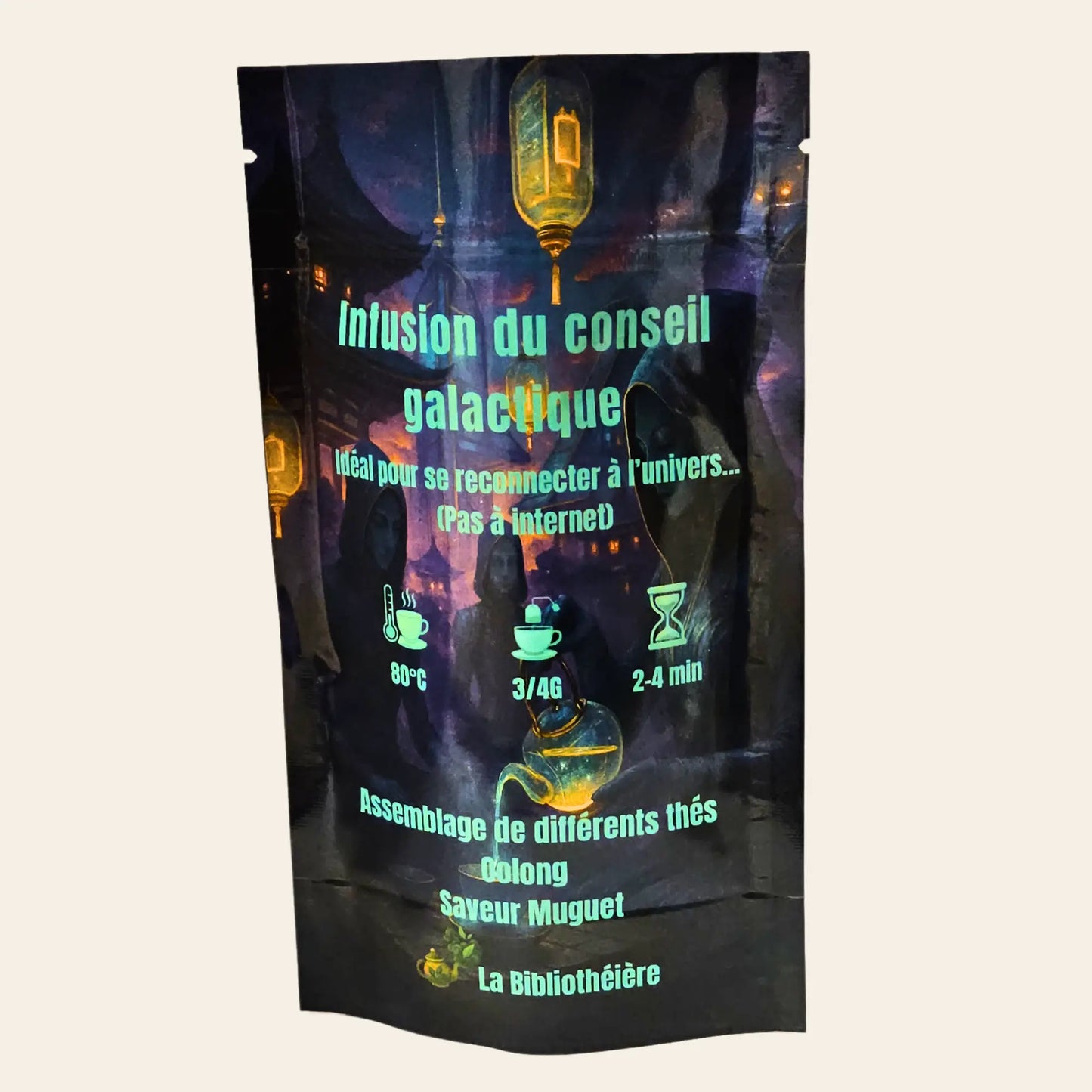 Sachet de thé Oolong "Infusion du Conseil Galactique" de La Bibliothéière, saveur muguet. Packaging mystique sombre avec illustrations de silhouettes à capuches et lanternes. Conseils de préparation : 80°C, 3-4g, infusion 2-4 minutes.