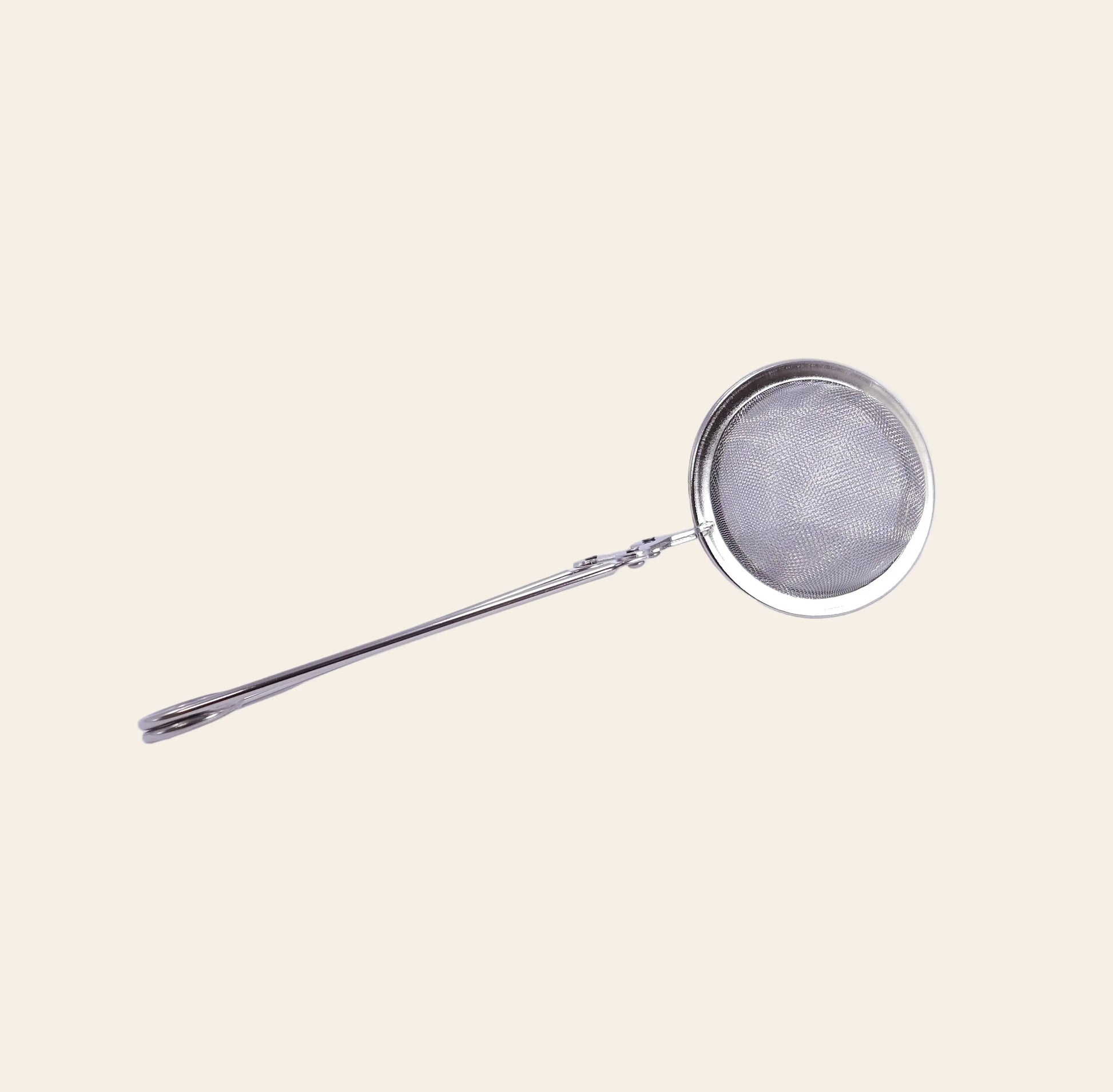 Pince à thé en acier inoxydable 304 de diamètre 5 cm par La Bibliothéière, infuseur réutilisable et solide pour préparer une tasse de thé en vrac rapidement.