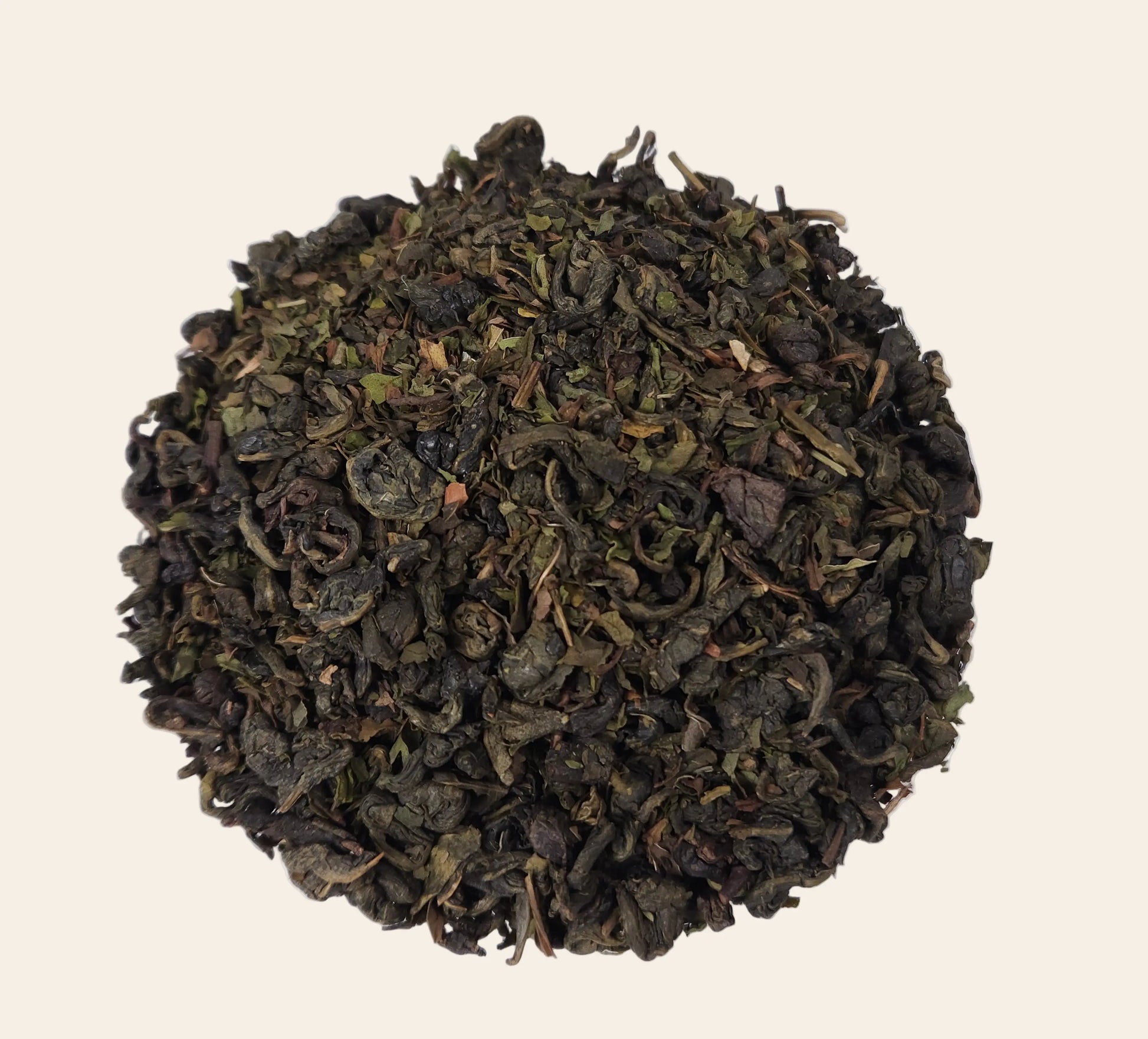 Feuilles de thé vert Sencha japonaises, longues et plates, couleur vert profond, présentées en vrac. La Bibliothéière