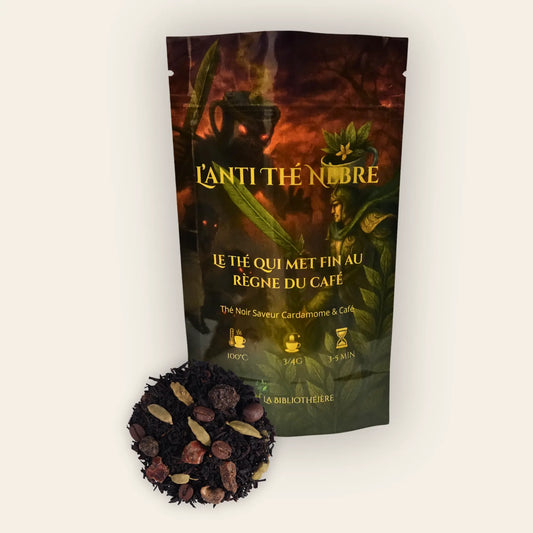 Thé noir en vrac L'Anti Thé Nèbre de La Bibliothéière, assemblage épicé saveur cardamome et grains de café. Sachet illustré style fantasy avec thé noir en feuilles et épices entières au premier plan.