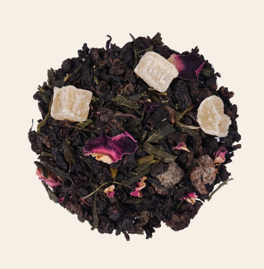 Feuilles de thé oolong et sencha avec morceaux de pêche ananas et pétales de rose