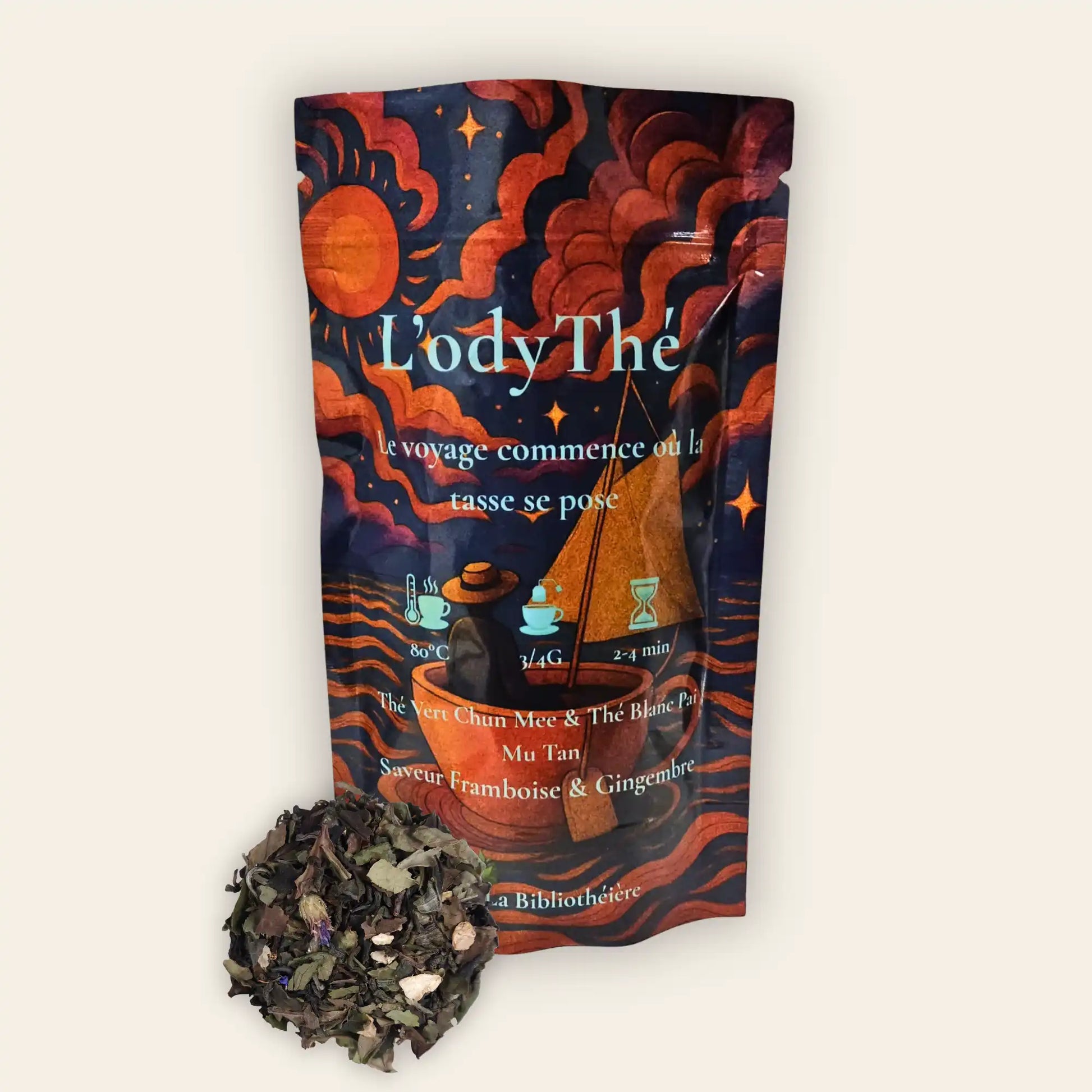 Mélange de thé vert Chun Mee et thé blanc Pai Mu Tan en vrac L'odyThé par La Bibliothéière, saveur framboise et gingembre. Sachet illustré et feuilles de thé de qualité supérieure visibles.