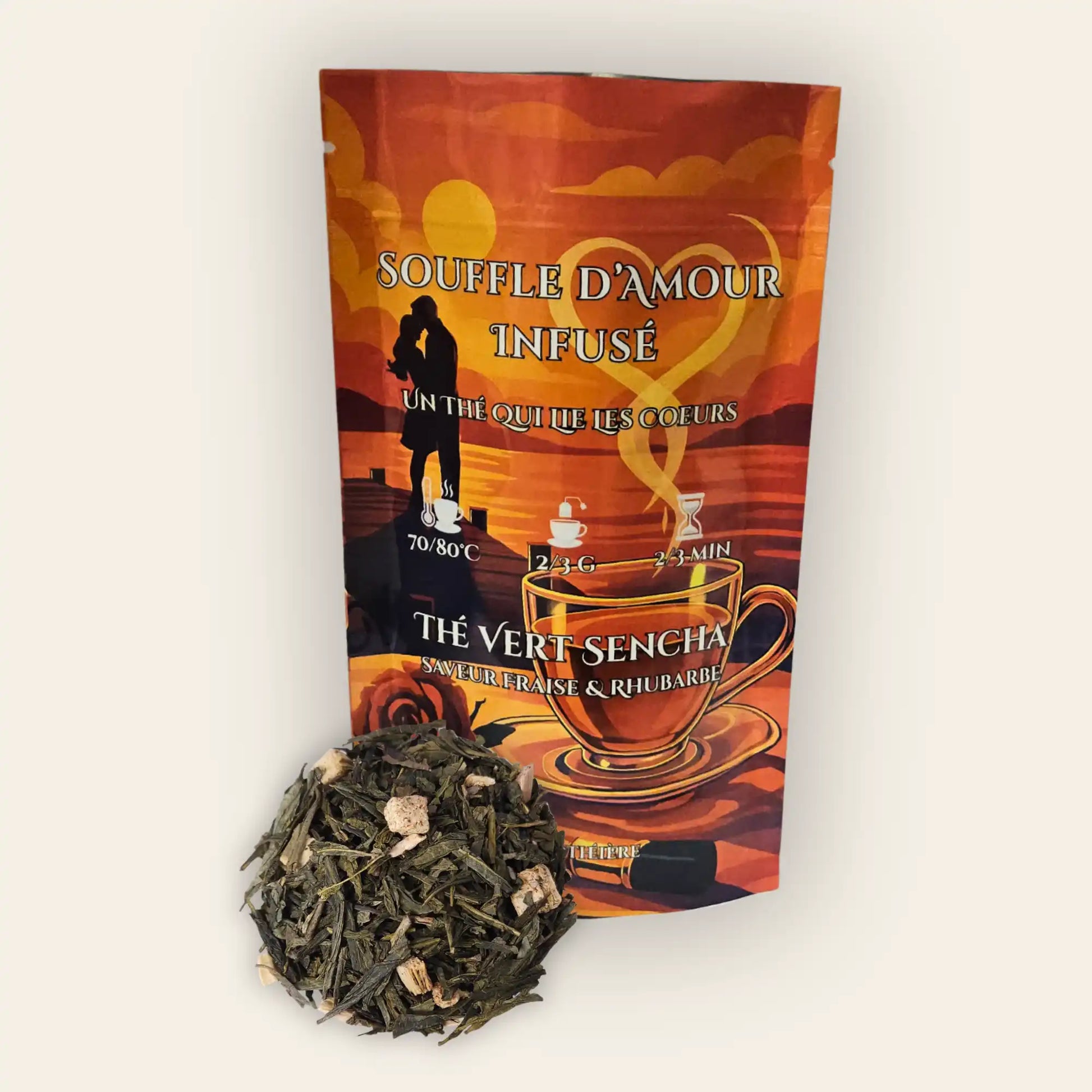 Thé vert Sencha en vrac Souffle d'Amour, mélange gourmand saveur fraise et rhubarbe par La Bibliothéière. Sachet refermable avec feuilles de thé de qualité et éclats de fruits.