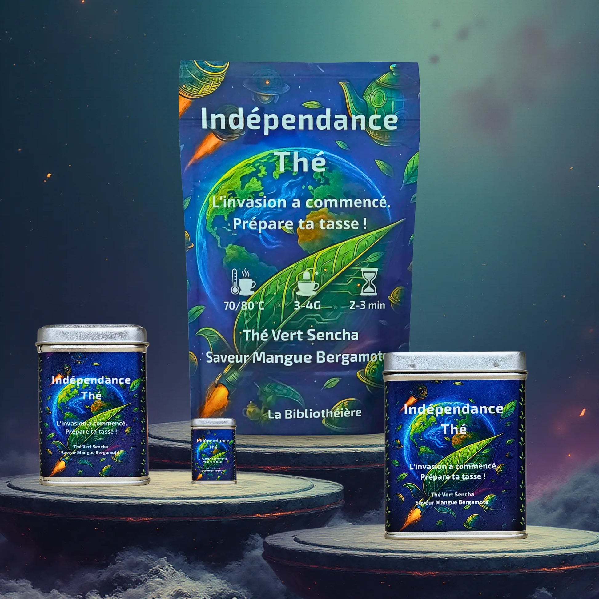 Thé vert Sencha Mangue et Bergamote de La Bibliothéière, gamme IndépendanceThé avec boîte métal et sachet vrac sur un décor spatial étoilé.
