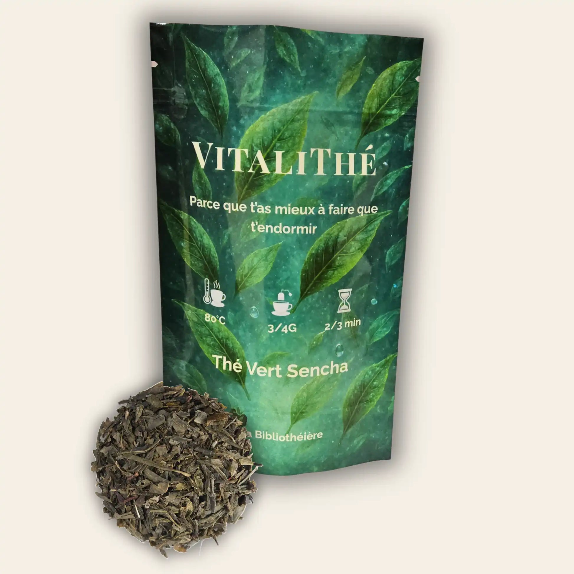 Sachet de thé vert Sencha en vrac Vitalithé par La Bibliothéière. Mélange de feuilles de thé vert premium, idéal pour un réveil énergisant, présenté avec son sachet illustré.