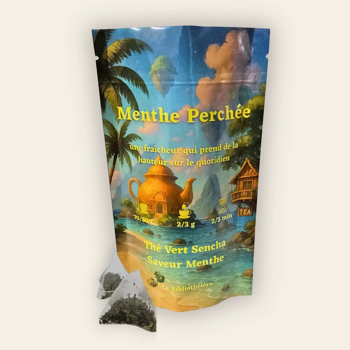 Sachets pyramides de thé vert Sencha à la menthe Menthe Perchée par La Bibliothéière. Sachet refermable illustré avec des sachets de thé en forme de pyramide au premier plan.