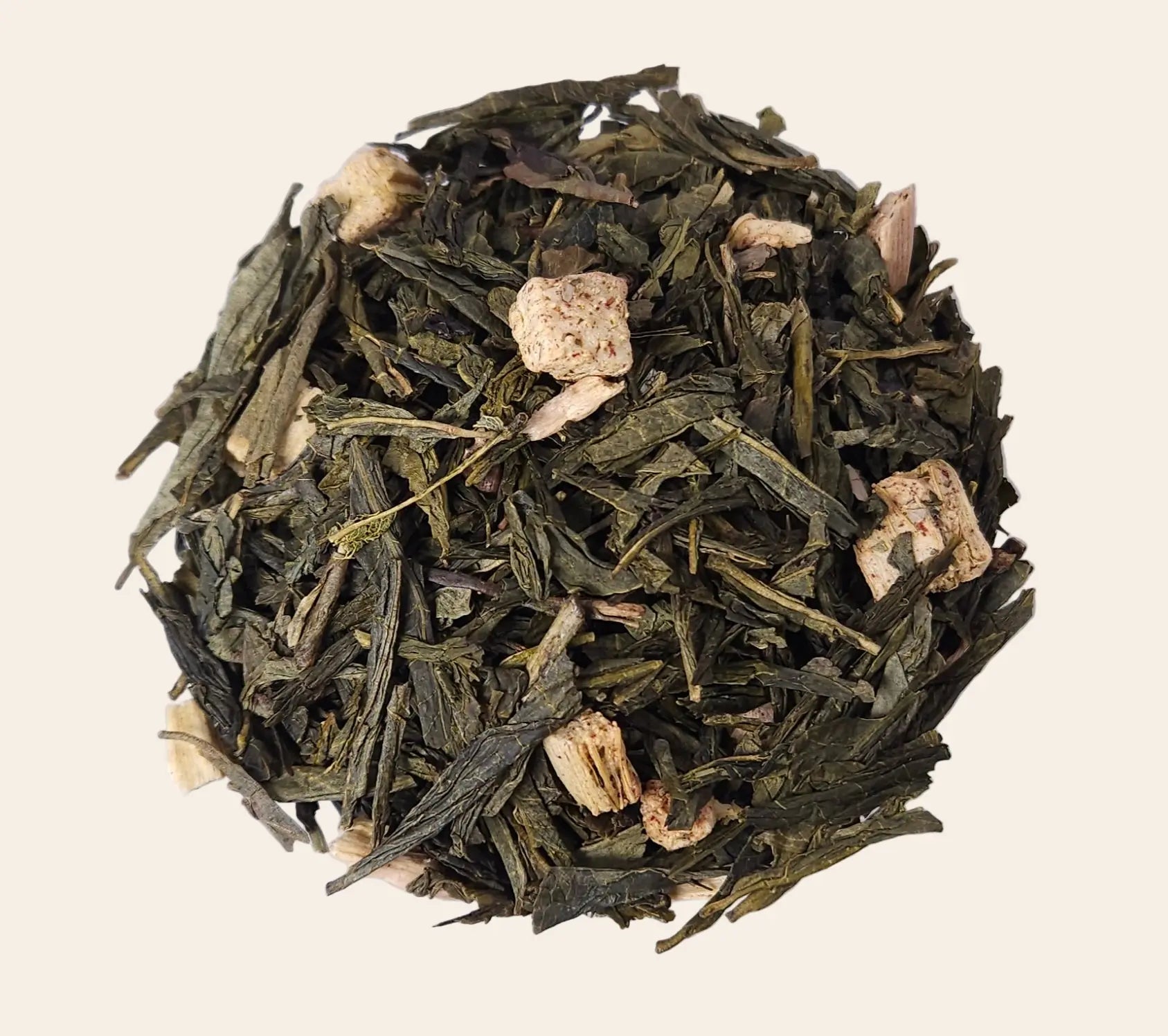 Mélange de thé vert Sencha en vrac avec de gros morceaux de rhubarbe séchée et des éclats de fraise pour une infusion fruitée.