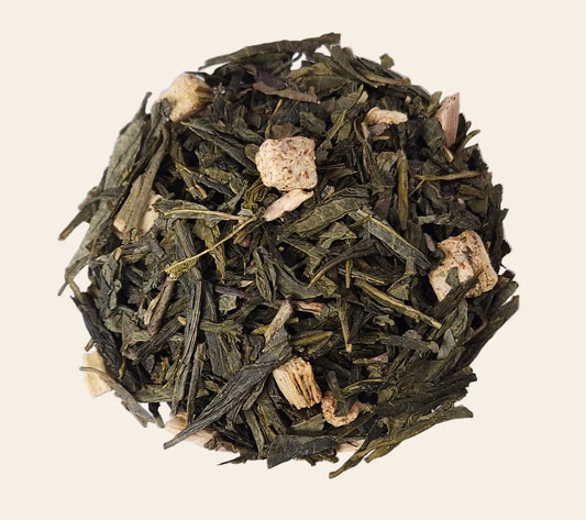 Mélange de thé vert Sencha en vrac avec de gros morceaux de rhubarbe séchée et des éclats de fraise pour une infusion fruitée.