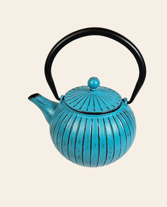 Théière en fonte bleu turquoise 800ml avec anse noire.