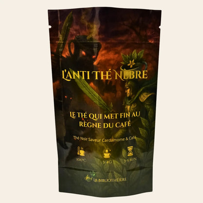Sachet de thé noir "L'Anti-Thé-Nèbre" par La Bibliothéière, saveur cardamome et café. Illustration style Fantasy épique montrant un guerrier en armure de feuilles face à une créature d'ombre. Inscriptions : 100°C, 3/4g, 3-5 min. Le thé qui met fin au règne du café.