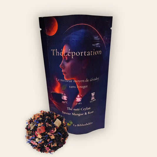 Thé noir Ceylan en vrac ThéLéportation de La Bibliothéière, mélange raffiné saveur mangue et rose. Sachet illustré avec thé en feuilles, pétales de rose et morceaux de fruits visibles.