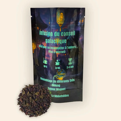 Thé Oolong en vrac Infusion du conseil galactique par La Bibliothéière, assemblage parfumé à la saveur de muguet. Sachet illustré mystique avec thé Oolong en feuilles sombres au premier plan