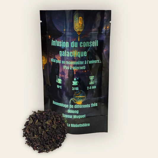 Thé Oolong en vrac Infusion du conseil galactique par La Bibliothéière, assemblage parfumé à la saveur de muguet. Sachet illustré mystique avec thé Oolong en feuilles sombres au premier plan