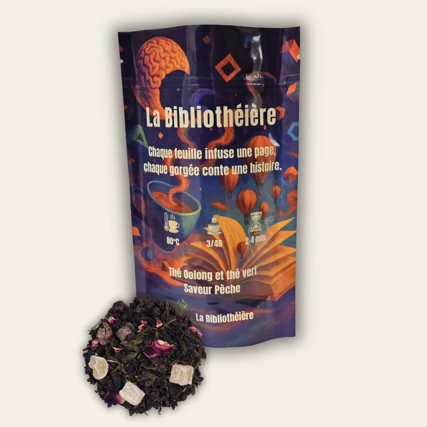 Sachet de thé en vrac Oolong et thé vert saveur pêche de La Bibliothéière, présenté avec son mélange de feuilles de thé, pétales et fruits secs au premier plan.