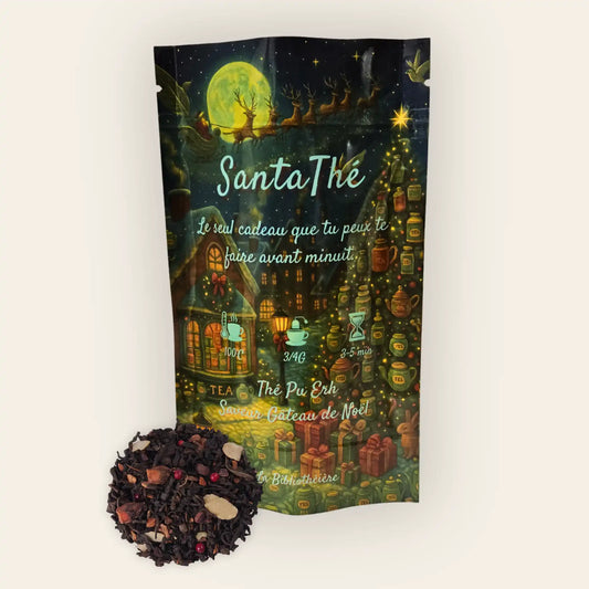 Thé Pu Erh en vrac SantaThé de La Bibliothéière, mélange épicé saveur Gâteau de Noël. Sachet illustré sur le thème des fêtes avec thé noir en feuilles et ingrédients festifs au premier plan.