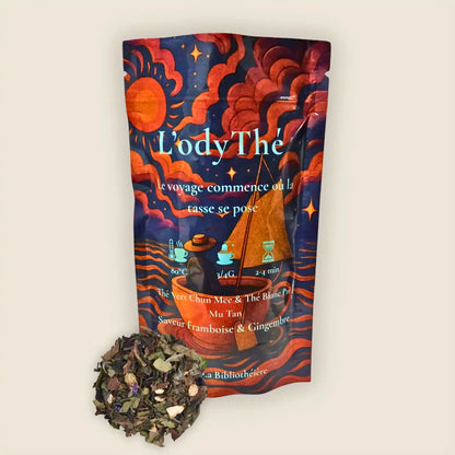 Mélange de thé vert Chun Mee et thé blanc Pai Mu Tan en vrac L'odyThé par La Bibliothéière, saveur framboise et gingembre. Sachet illustré et feuilles de thé de qualité supérieure visibles.