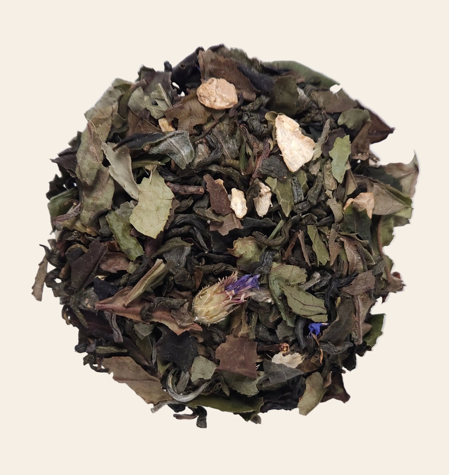 Mélange de feuilles de thé vert et thé blanc en vrac avec morceaux de gingembre, framboise et fleurs mauve
