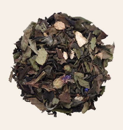 Mélange de feuilles de thé vert et thé blanc en vrac avec morceaux de gingembre, framboise et fleurs mauve