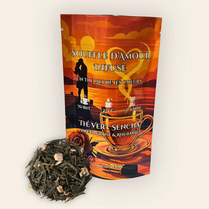 Thé vert Sencha en vrac Souffle d'Amour, mélange gourmand saveur fraise et rhubarbe par La Bibliothéière. Sachet refermable avec feuilles de thé de qualité et éclats de fruits.