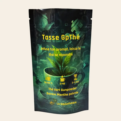 Sachet de thé vert Gunpowder "Tasse GpThé" de La Bibliothéière, saveur menthe poivrée. Illustration numérique style "IA" avec une tasse verte, des lignes de code et le slogan "Infuse ton prompt, laisse le thé te répondre". Inscriptions : 70/80°C, 3/4g, 2-3 min.