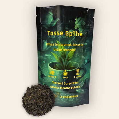 Thé vert Gunpowder en vrac Tasse GpThé de La Bibliothéière, mélange aromatisé à la menthe poivrée. Sachet illustré et thé vert en billes de qualité supérieure au premier plan.