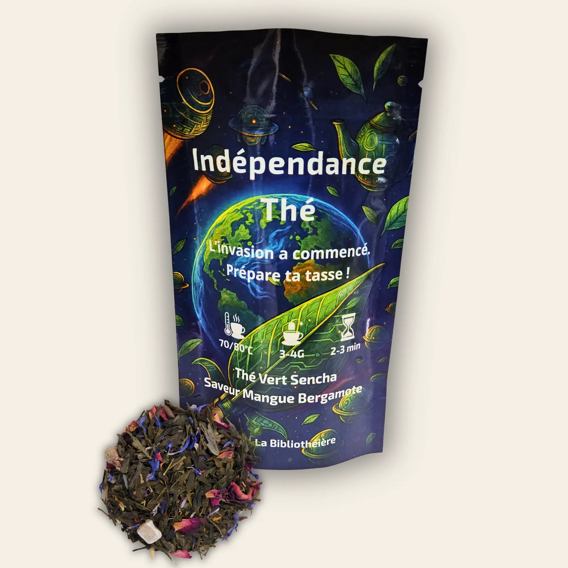 Thé vert Sencha en vrac Indépendance de La Bibliothéière, mélange aromatisé mangue et bergamote. Sachet illustré et thé en feuilles premium avec fleurs et fruits visibles.