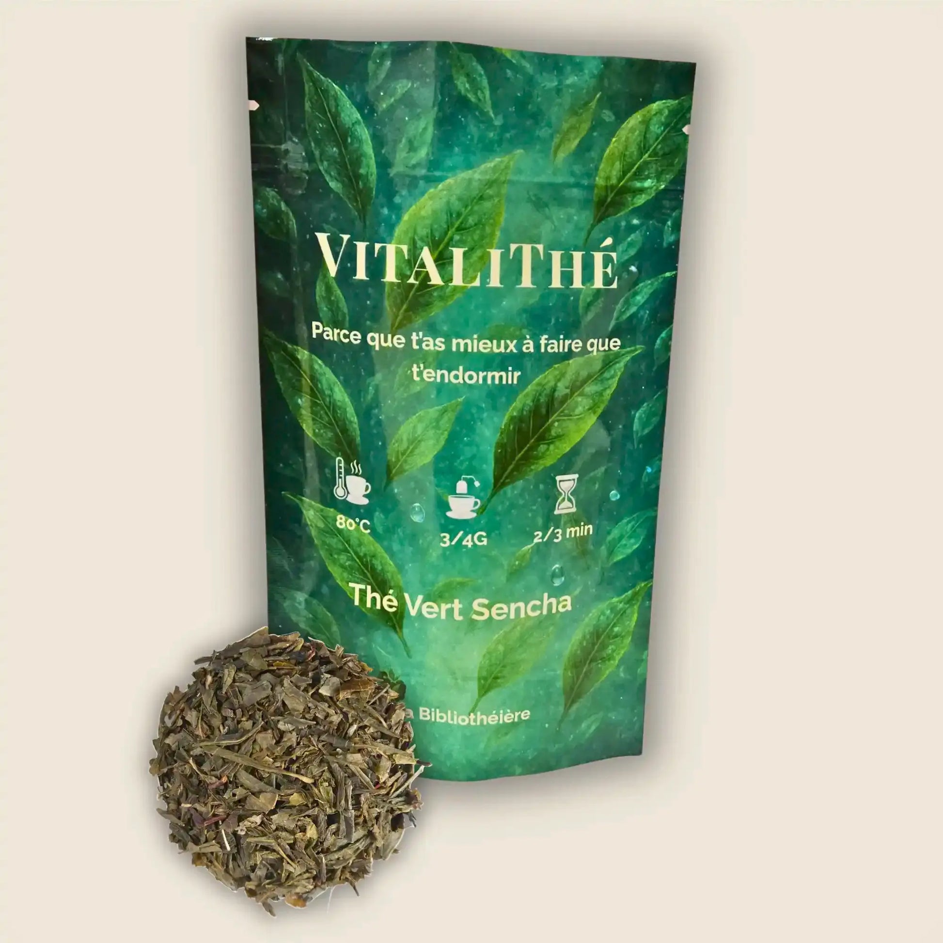 Sachet de thé vert Sencha en vrac Vitalithé par La Bibliothéière. Mélange de feuilles de thé vert premium, idéal pour un réveil énergisant, présenté avec son sachet illustré.
