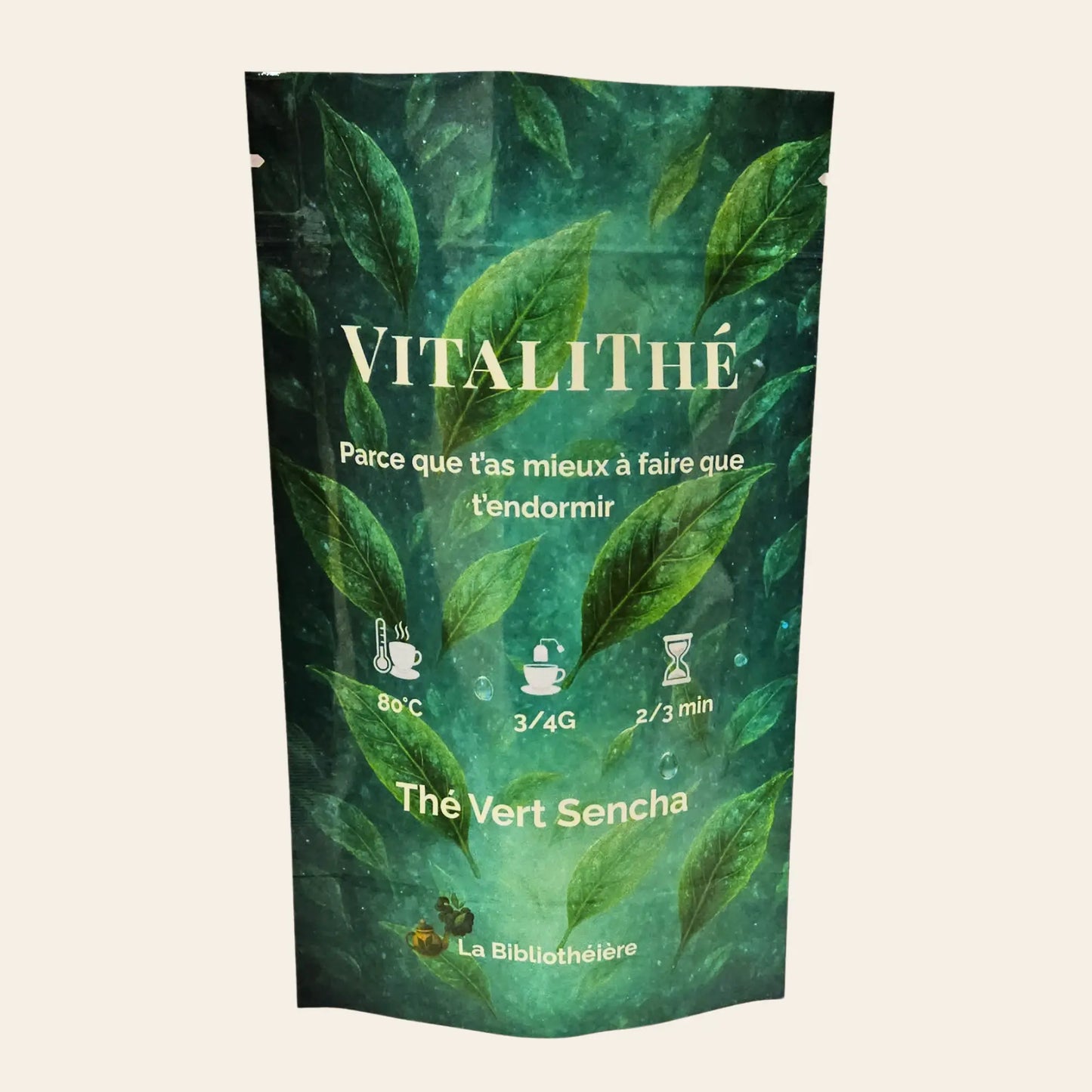 Sachet de thé vert Sencha "Vitalithé" de La Bibliothéière. Design frais et végétal avec de grandes feuilles de thé vertes flottantes. Texte : "Parce que t'as mieux à faire que t'endormir". Conseils de préparation : 80°C, 3-4g, 2-3 minutes d'infusion.